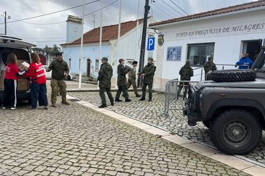 Militares e voluntários auxiliam vítimas das cheias em Milagres, Leiria