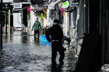 Anticiclone mais a sul dos Açores explica comboio de tempestades em Portugal