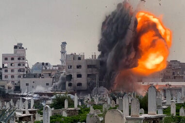 O momento em que exército israelita atinge edifício em Gaza 