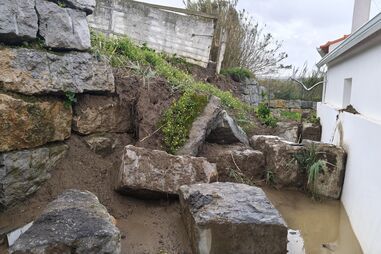 Desabamento de muro causa danos em casa na Lourinhã e esmaga viatura