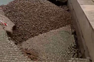 Mau tempo abre cratera na zona marginal de Vila Chã