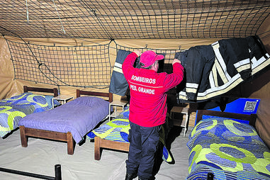 Bombeiros dormem em tendas na garagem do quartel devido à chuva em Pedrógão Grande