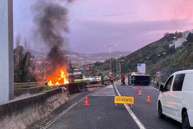 Carro pega fogo junto à saída do túnel do Grilo em direção a Loures
