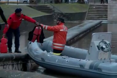 Bombeiros entregam de barco mantimentos em aldeia de Salvaterra de Magos  