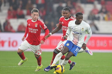 Benfica e Alverca disputam a segunda parte do jogo no Estádio da Luz