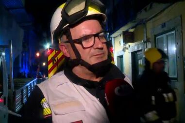 Quatro bombeiros feridos em incêndio na Galeria Zé dos Bois, no Bairro Alto em Lisboa