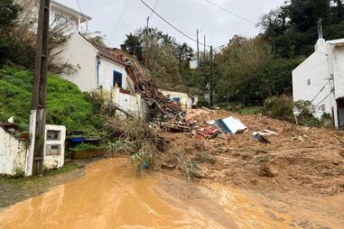 Imagens mostram danos causados pelo mau tempo em habitação no Cartaxo