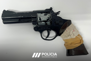 Homem detido no Seixal após ameaçar com revólver falso