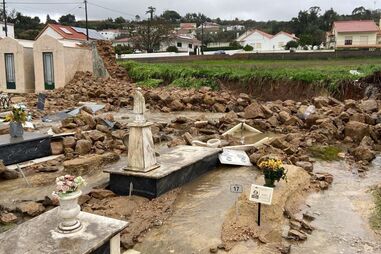Cemitério em Sobral de Monte Agraço devastado pelo mau tempo