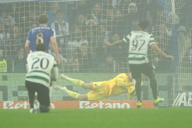 Suárez marca penálti no fim do jogo