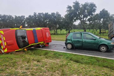 Colisão na EN119: viatura dos bombeiros de Samora Correia e dois ligeiros envolvidos