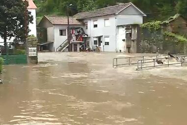 Bombeiros tentam resgatar as pessoas das suas casas em segurança na Rua da Queimada, Avintes