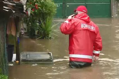 Bombeiro de Avintes caminha com água perto da cintura após rio Febros transbordar  