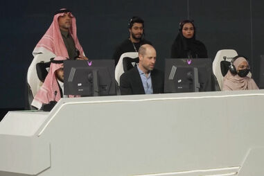 Príncipe William participa em torneio de e-sports durante visita à Arábia Saudita