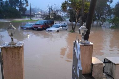 Mau tempo provoca inundações em casas no Vale de Milhaços no Seixal