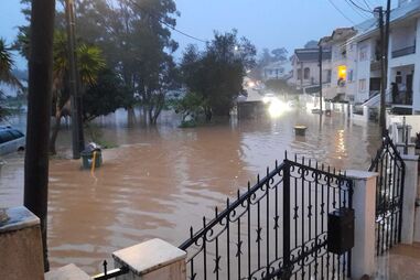 Mau tempo provoca inundações em casas no Vale de Milhaços no Seixal