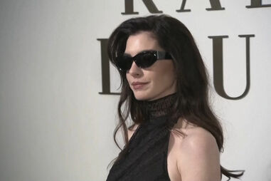 Anne Hathaway, Lana Del Rey e Ariana DeBose brilham no desfile da Ralph Lauren