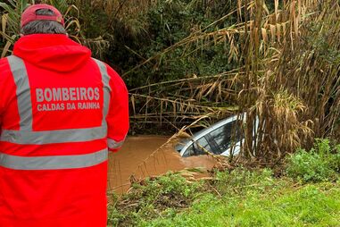 Viatura arrastada por ribeira em Carrasqueira, Vidais, Caldas da Rainha