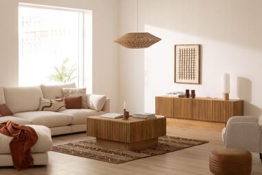 Sala de estar luminosa com móveis de madeira e sofá confortável