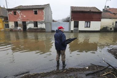 Famílias e empresas com dívidas fiscais fora do apoio financeiro do Estado para recuperar bens destruídos pela tempestade