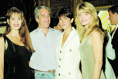Ghislaine Maxwell e Jeffrey Epstein com mulheres sorriem para a câmara