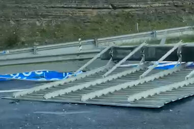 Placar de sinalização cai em cima de carro na A8 na zona de Loures