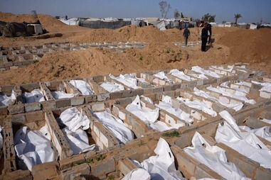 Restos mortais de palestinianos não identificados sepultados em vala comum no centro de Gaza 