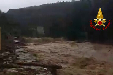 Chuvas intensas no sul de Itália obrigam a operações de resgate 