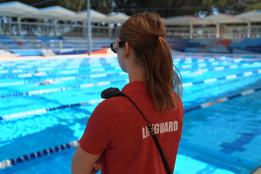 IA ajuda piscinas australianas a identificar nadadores em perigo