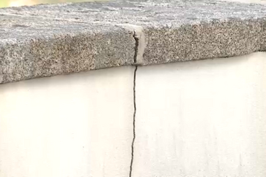 Muro em risco de derrocada fecha igreja de Arco de Baúlhe em Cabeceiras de Basto