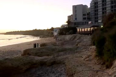 Tempestades roubam areia de praias de Armação de Pêra em Silves