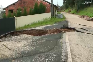 Deslizamento de estradas em Rio Maior põe casas em risco e faz 28 desalojados