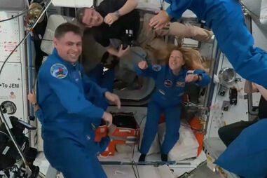 Astronautas chegam à Estação Espacial Internacional para substituir tripulação que foi retirada por motivos de sgurança