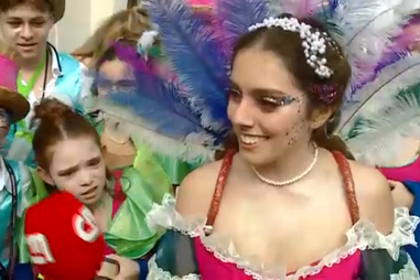 Foliões já tiveram de se abrigar da chuva no Carnaval de Loures, mas festa continua