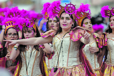 Foliões enchem as ruas de cor e alegria 