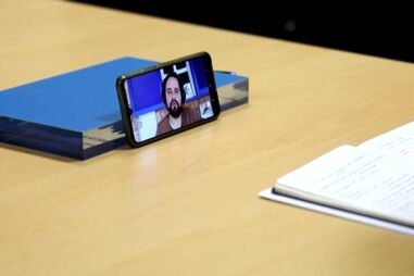 “Estava dentro do carro com o pé para fora”: Filho de radialista morto a tiro no Brasil fala sobre assassinato do pai  