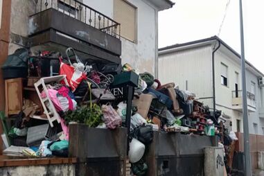 Alfredo Ribeiro acumula lixo na sua casa desde 2019