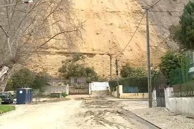 Deslizamento de terras na Costa de Caparica atinge três casas e obriga a retirar 20 pessoas