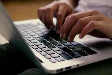 Hospedeira saca dinheiro de 87 contas bancárias. Golpe rende 188 mil euros