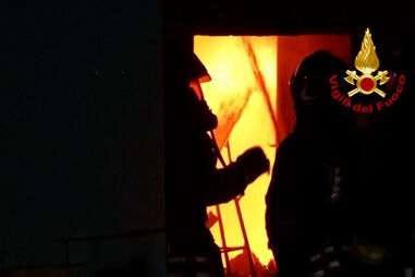 Incêndio atinge histórico Teatro Sannazaro no centro de Nápoles 