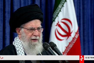 Ali Khamenei ameaça afundar navio dos EUA durante negociações nucleares 