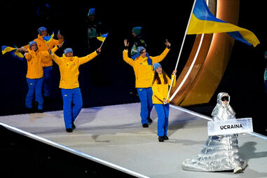 "Não apoio as ações do meu país": Russa carregou letreiro da Ucrânia na cerimónia de abertura dos Jogos Olímpicos em Milão 