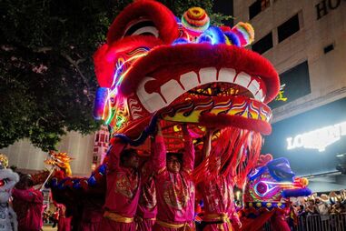 Artistas participam em desfile noturno do Ano Novo Lunar Chinês em Hong Kong, China