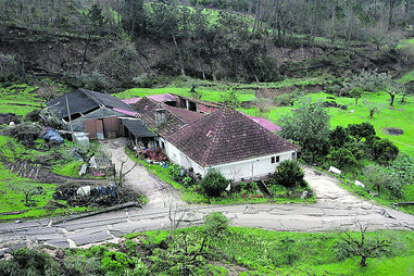 Estrada passa junto à moradia do casal