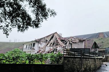 Deslizamento na A7 faz habitação ruir em Arco de Baúlhe