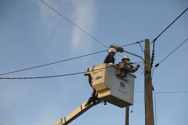 Trabalhadores da ESB, empresa nacional de eletricidade da Irlanda, realizam reparos nas linhas de baixa tensão da rede elétrica em Leiria