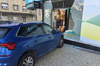 Carro abalroa fachada de Novo Banco em Gaia
