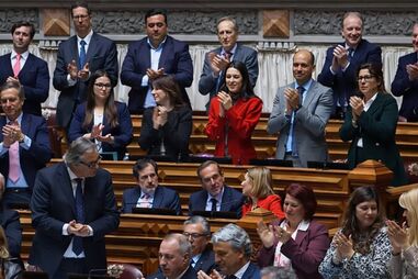 Deputados do PSD aplaudem em sessão parlamentar, face a possível saída de colegas para se tornarem independentes