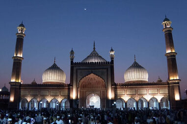 Centenas de pessoas reúnem-se na histórica Jama Masjid para quebrar jejum do Ramadão 