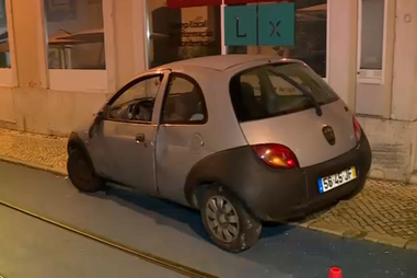 Homem usa carro que não lhe pertence, atropela cinco pessoas no Chiado e foge a correr. Há duas menores hospitalizadas